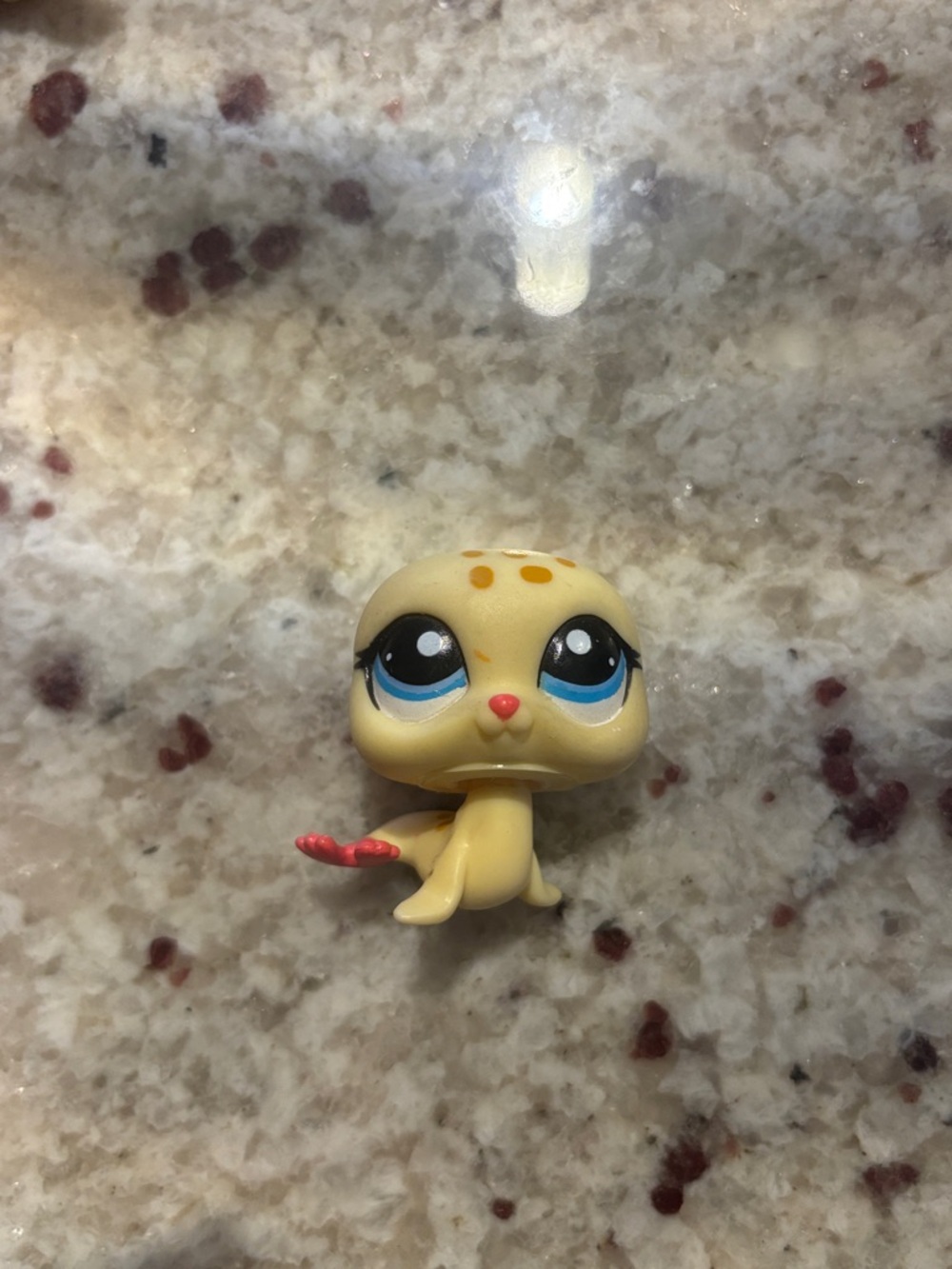 Littlest Pet Shop Cream Seal Figure with Blue Eyes and Pink Flipper